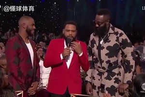 主持人灵魂拷问：胡子越长越不爱防守？哈登听完直接笑场了！